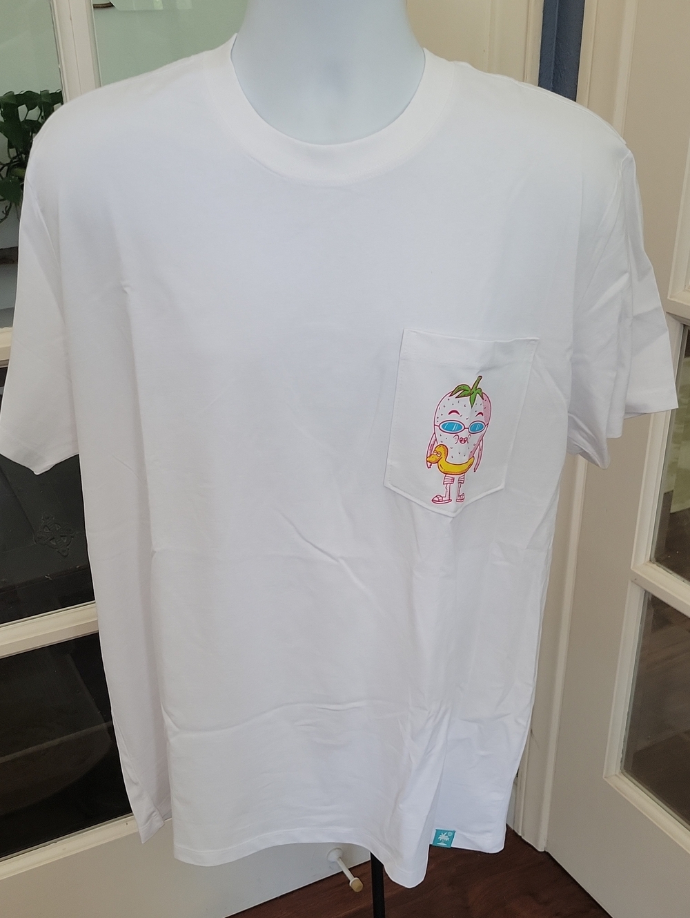 NWT -- FREE PLANET Lost in Paradise White Short-Sleeve T-Shirt | Sise: L